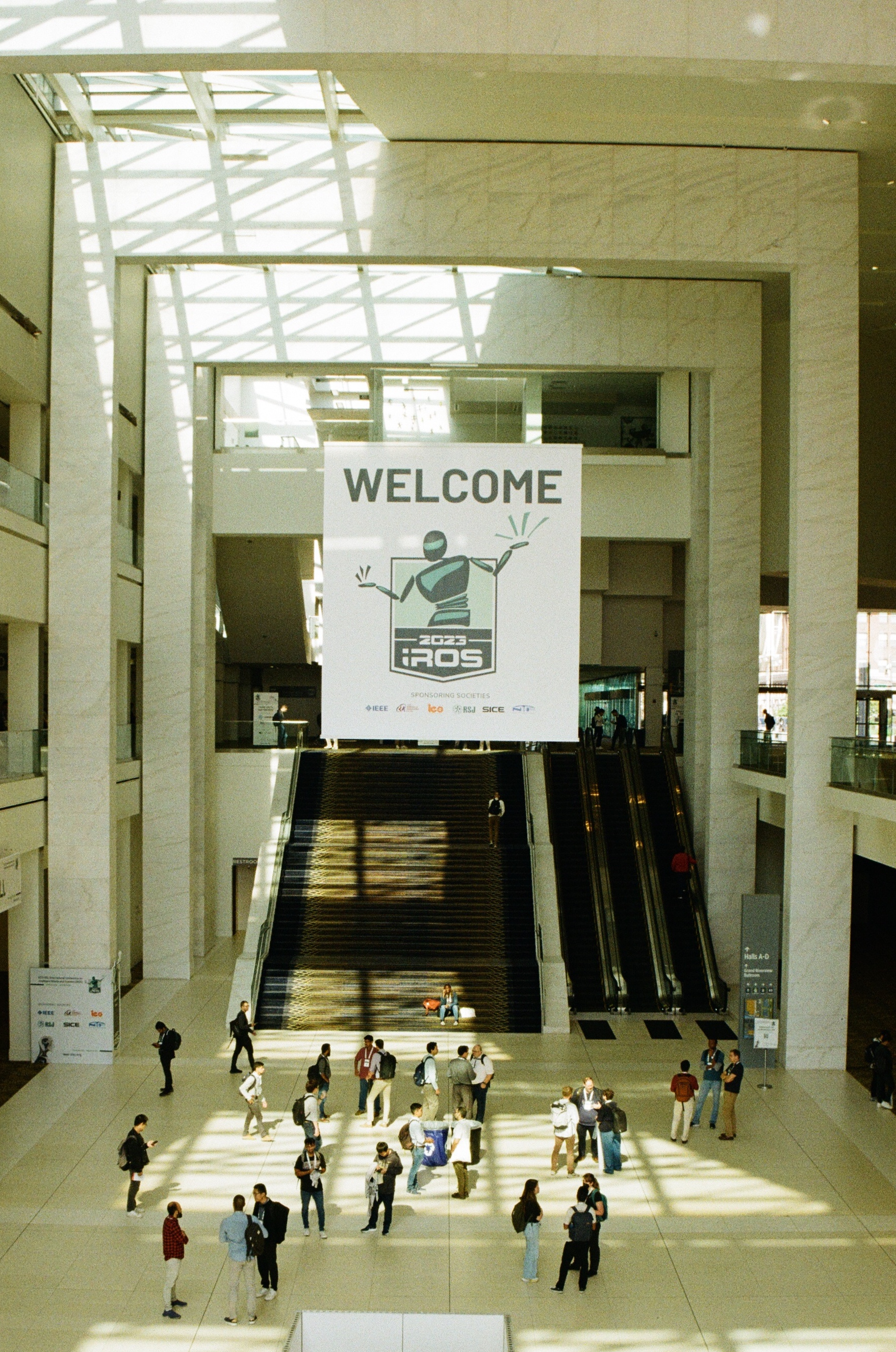 Overlooking the atrium from one of the bridges. Canon Rebel G, EF 38-76 1:4-5.6, Kodak 200